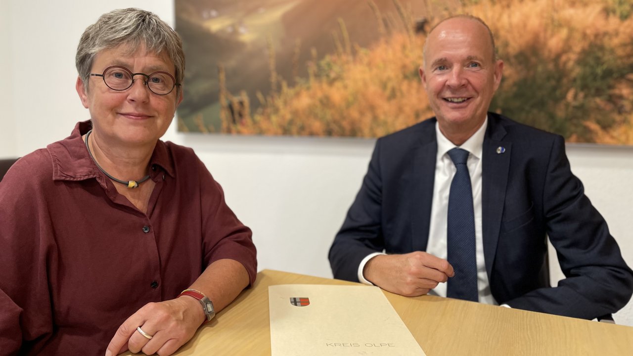Zwei Meilensteine fast zeitgleich erreicht: Susanne Spornhauer ist die neue Leiterin des Fachbereichs „Jugend und Bildung“ und seit 25 Jahren im Dienst des Kreises Olpe. Landrat Theo Melcher gratuliert. von Kreis Olpe