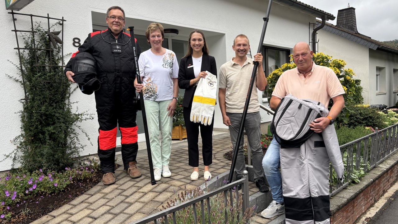 v.l.: Hornissen-Experte Thomas Hufnagel, Margaretha Cordes (Vorsitzende Imkerverein Altenhundem), Janina Altenhoff (Sparkasse), Stefan Schattenberg (Vorsitzender Imkerverein Attendorn) sowie Hornissen-Experte Thomas Hennecke. von Sparkasse Attendorn-Lennestadt-Kirchhundem