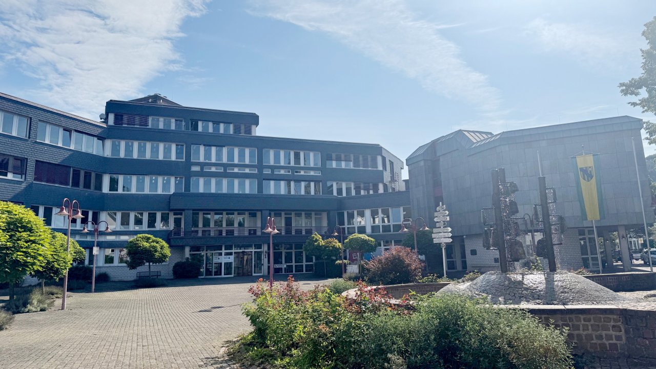 Das Rathaus der Stadt Lennestadt in Altenhundem: Hier finden von Dienstag bis Freitag,15. bis 18. September, die 12. Meggener Rohstofftage statt. von Kerstin Sauer