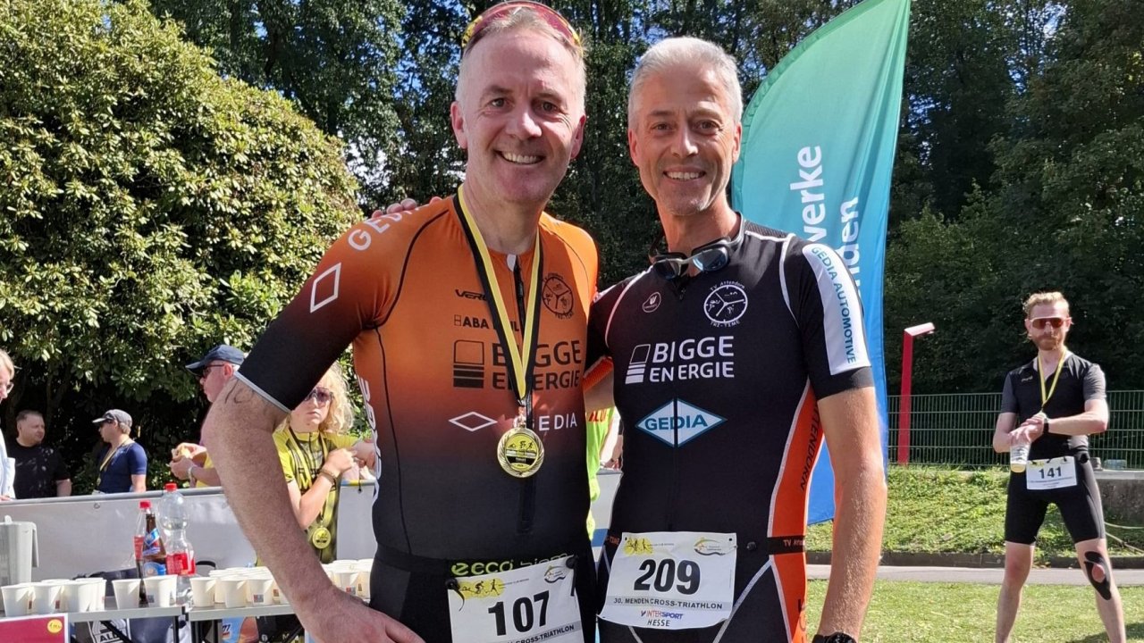 Bei besten Wettkampfbedingungen sind Frank Schulte (l.) und Klaus Schneider von den Attendorner Triathleten beim 30. Mendener Crosstriathlon rund um das Bürgerbad Leitmecke angetreten. von privat