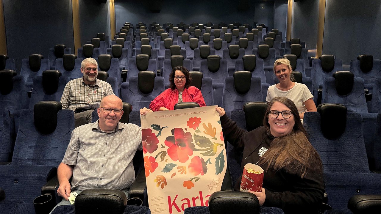 Freuen sich darauf, wenn viele altbekannte und neue Besucher bei der Filmreihe „Kirchen und Kino“ die Sitzreihen füllen: (hinten v.l.) Michael Schebitz, Carmen Brinker, Christin Cordes, (vorne v.l.) Ansgar Kaufmann und Stefanie Tielke. von privat