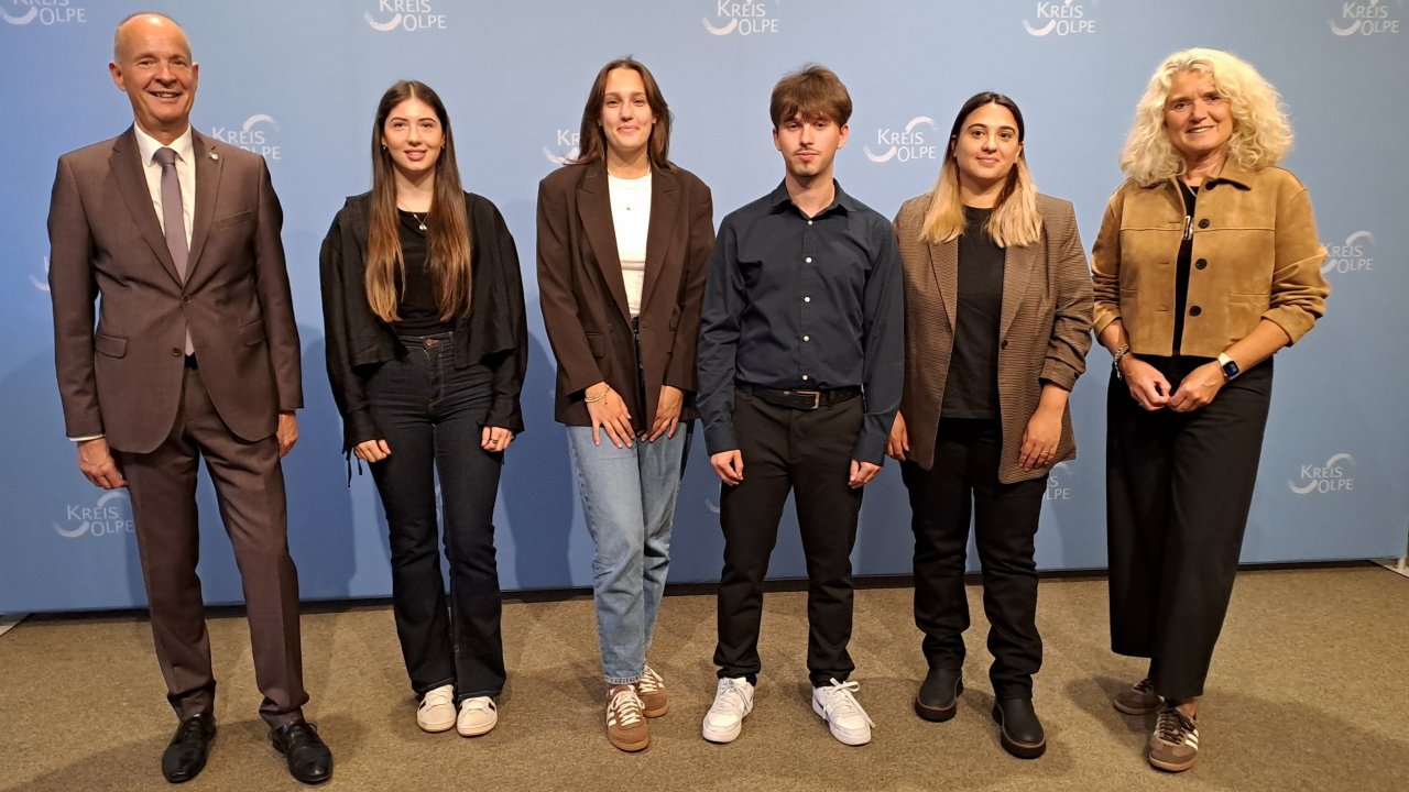 Landrat Theo Melcher (l.) und Ausbildungsleiterin Andrea Klein (r.) begrüßten die neuen Kreisinspektoranwärterinnen Lara Friedrichs (2. v.l.), Hannah Hütte (3. v.l.) und Sonja Schrameyer (2. v.r.) sowie Kreisinspektoranwärter Lukas Schürholz (3. v.r.). von Kreis Olpe