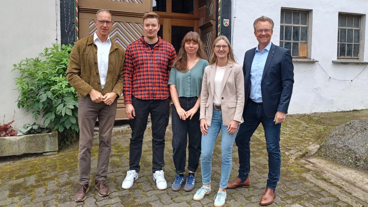 Machten sich ein Bild vor Ort (v.l.): MdL Jochen Ritter, die Hauseigentümer Christian und Lisa Grineisen, Andrea Arens (Stadt Lennestadt, Untere Denkmalbehörde) und Bürgermeister Tobias Puspas. von Stadt Lennestadt