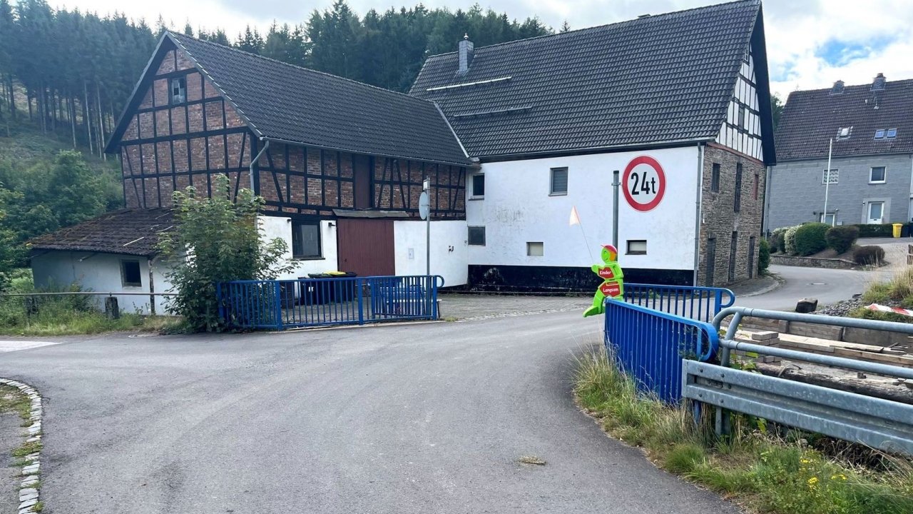 Die Hansestadt Attendorn erneuert die Brücke über den Ränkebach am Ebbeweg in Albringhausen. von Hansestadt Attendorn