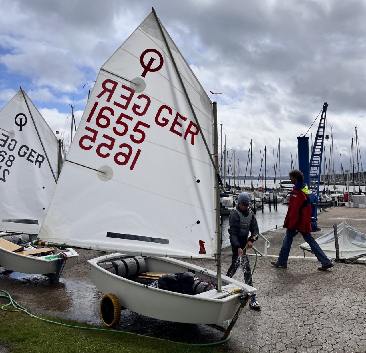 Lukas Cordes aus Hofolpe hat am letzten Ferienwochenende, 29. und 30. August, an der Strander Küz Regatta für den Yacht-Club Lister teilgenommen und diese mit dem zweiten Platz abgeschlossen. von privat
