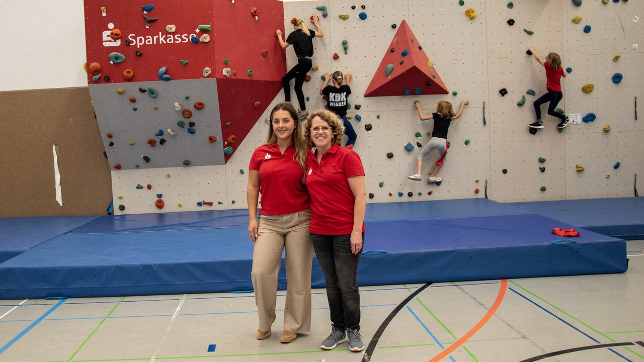 Begeistert trainierten die neuen S-Club-Mitglieder der Sparkasse Olpe-Drolshagen-Wenden zum Ende der Sommerferien das Klettern und Bouldern an der Kletterwand des Städtischen Gymnasiums Olpe unter fachkundiger Anleitung und mit Unterstützung der Sparkassen-Mitarbeiterinnen Anjeza Avdimetaj (l.) und Simone Sondermann. von Sparkasse Olpe-Drolshagen-Wenden