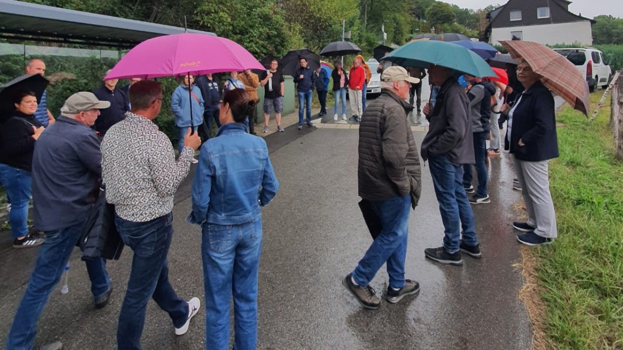 Die Bürger in Bremge und Bürberg nutzen den Besuch des Bürgermeisters Christian Pospischil, um ihre Anliegen vorzutragen. von privat