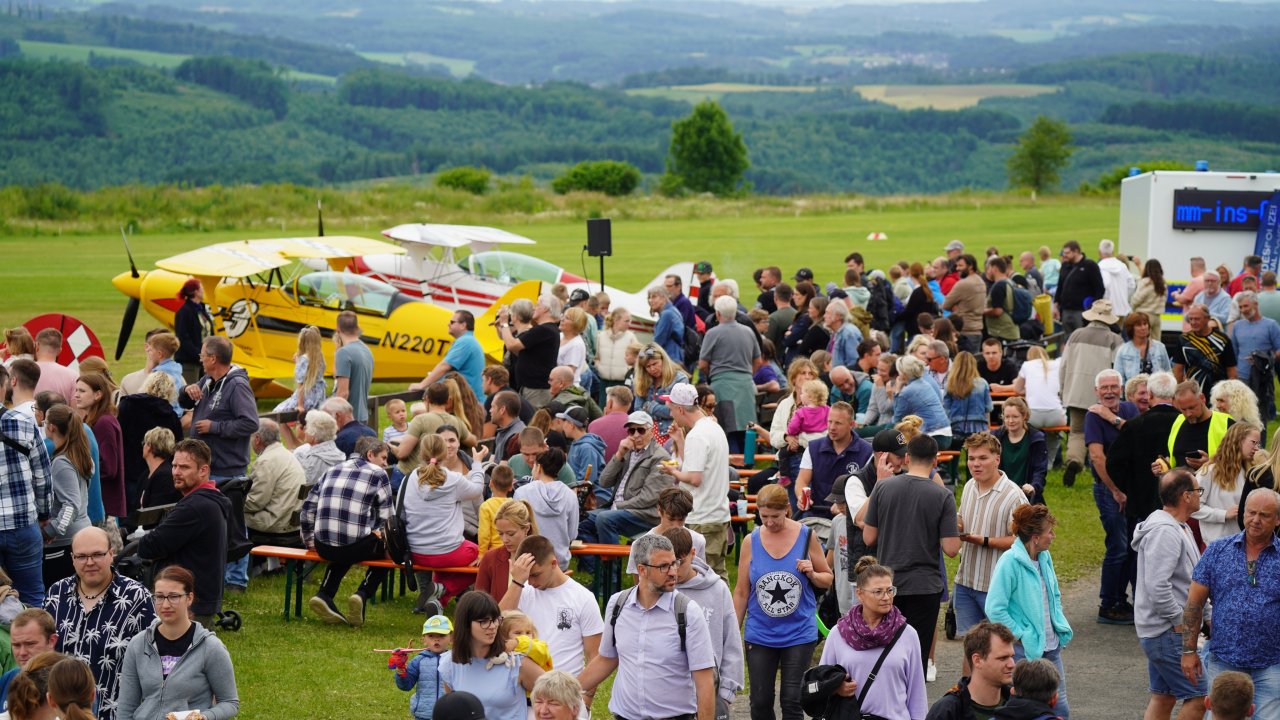 Beim Flugplatzfest auf dem Dümpel ist immer richtig was los. von LSC Dümpel