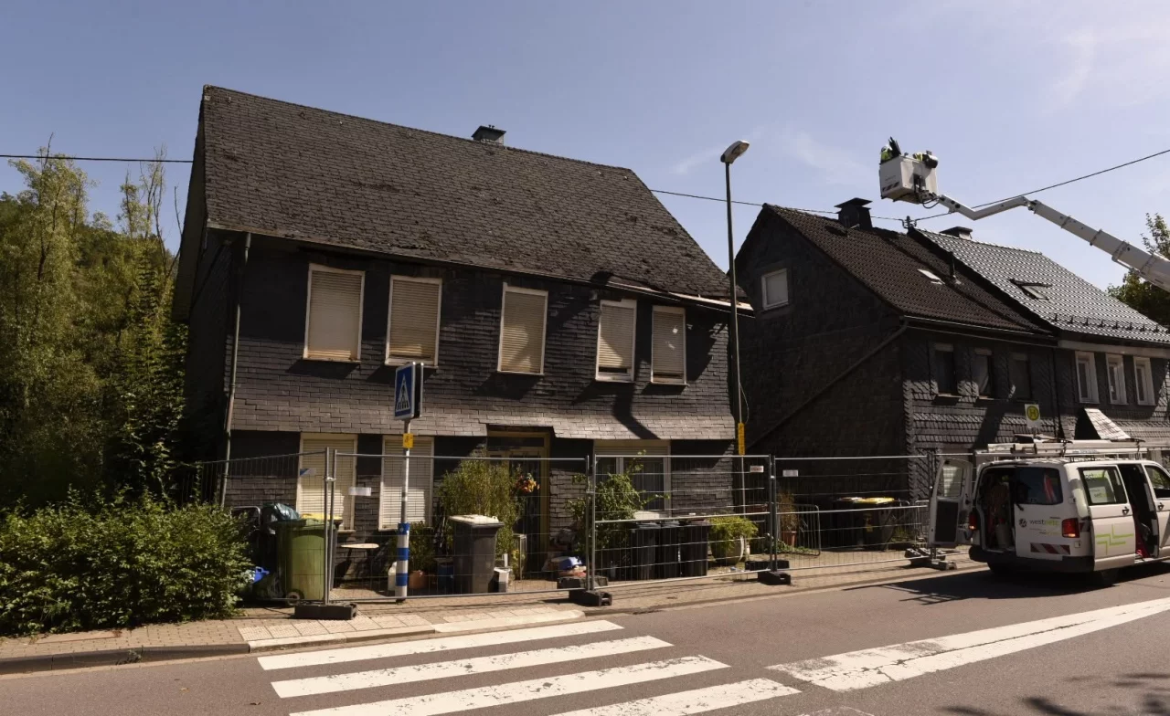 Das einsturzgefährdete Haus an der Olper Straße in Altenhundem sorgt aktuell für eine Vollsperrung der L715. von Nils Dinkel