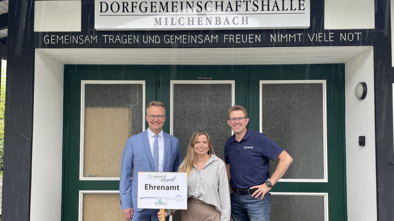 Sie möchten dem Ehrenamt in Lennestadt „Dankeschön“ sagen: (v.l.): Lennestadts Bürgermeister Tobias Puspas, Louisa Funke (Stadtmarketing) und Martin Steinberg (Stadtverwaltung) von Stadt Lennestadt