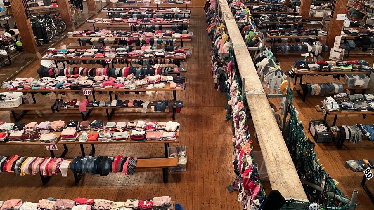 Der Kinderflohmarkt in der Schützenhalle in Schönholthausen bietet eine große Auswahl an Kleidung und Spielzeug. von privat