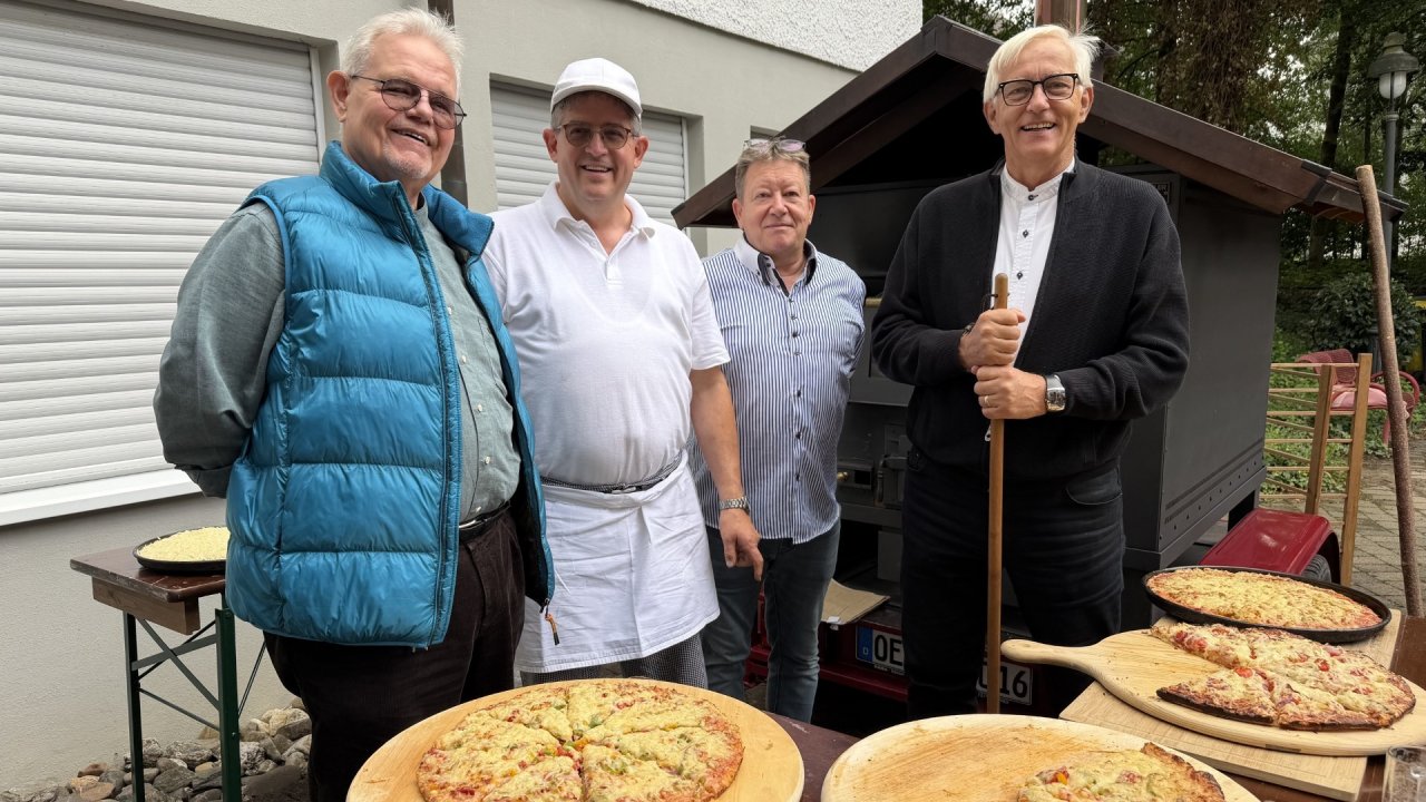 Sehr begehrt war die frische Pizza aus dem Steinofen. von privat