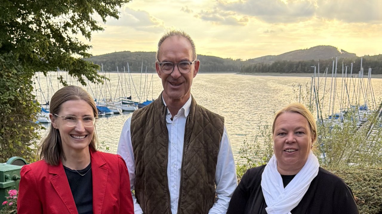 Beim Waldtalk am Biggesee (v.l.): Dr. Friederike Brodhun, Jochen Ritter und Ursula Heinen-Esser. von privat