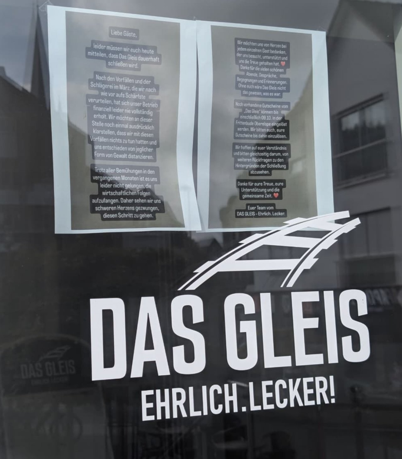 Die Gäste stehen vor verschlossenen Türen, an denen der Betreiber die Begründung für die Schließung veröffentlicht. von privat