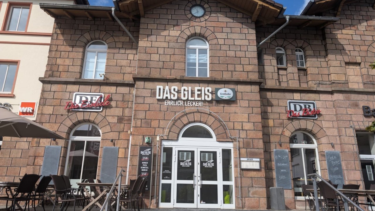 Nach sieben Monaten schließt der Gastrobetrieb „Das Gleis“ im Altenhundemer Bahnhof wieder. von Nicole Voss