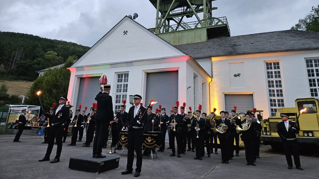 Die Meggener Knappenkapelle gab wieder ihr traditionelles Serenadenkonzert am Siciliaschacht. von Petra Droste