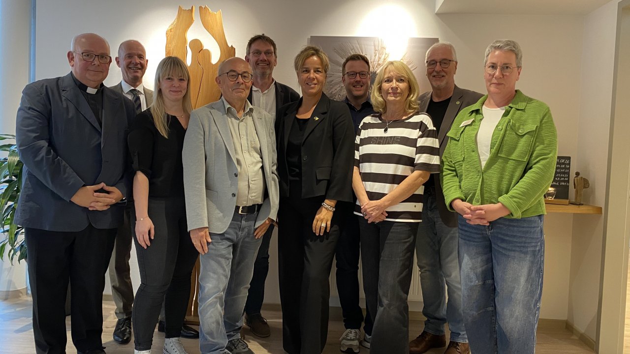 Die stellvertretende NRW-Ministerpräsidentin Mona Neubaur (5.v.l.) besuchte das St.-Elisabeth-Hospiz in Altenhundem. von privat