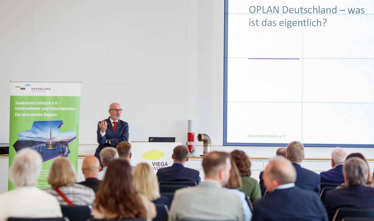 Dr. Peter Tauber während seines Vortrags. von Sauerland Initiativ