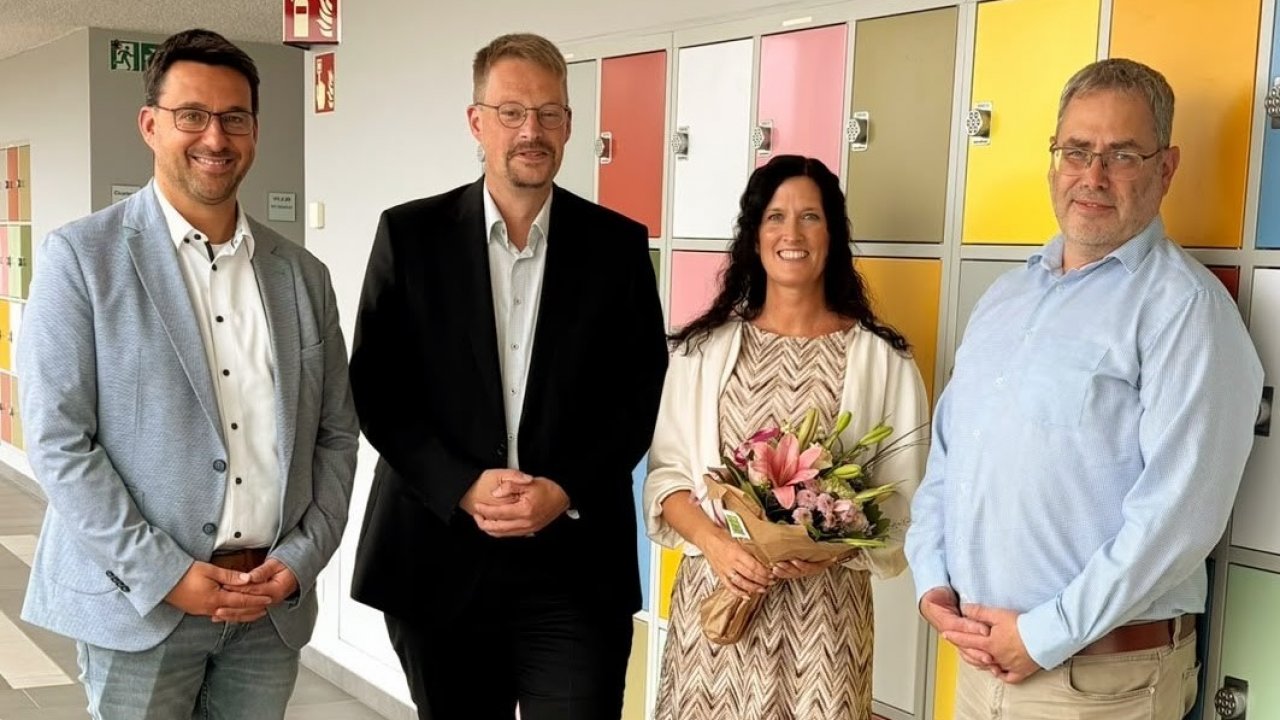 Erster Beigeordneter Torsten Kaufmann, Bürgermeister Tobias Schulte, Schulleiterin Pamela Rameil und Amtsleiter Ingo Sondermann (v.l.). von Kreisstadt Olpe