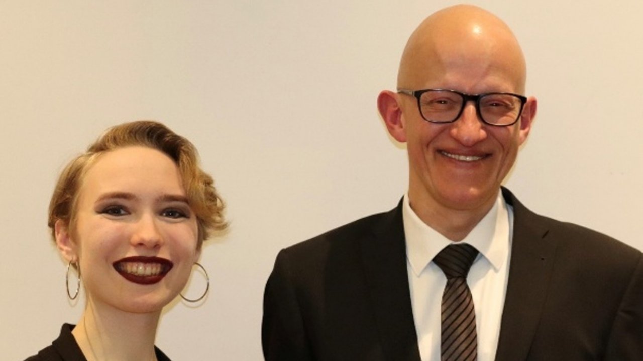 Madeleine Shari Wulff (Mezzosopran) und Michael Nathen (Klavier) präsentieren ein buntes Programm. von privat
