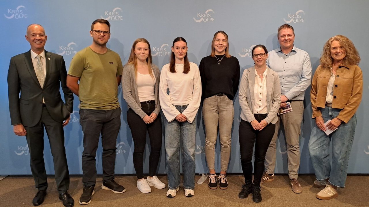 Landrat Theo Melcher (l.) gratulierte zusammen mit Ausbildungsleiterin Andrea Klein (r.) den erfolgreichen Absolventen (v.l.): Leon Hunfeld, Larissa Schreiber, Sina Ronsdorf, Carla Kammerer, Svenja Stahlhacke und Sebastian Weiskirch (einige fehlen). von Kreis Olpe