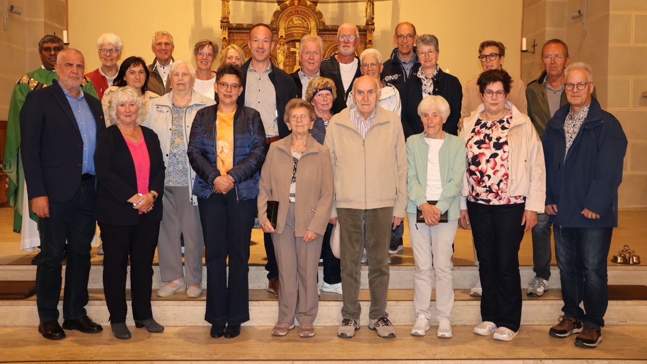 Die 18 Ehejubiläums-Paare feierten gemeinsam in der Heggener Pfarrkirche und erhielten von Pater John den persönlichen Segen. Das am längsten verheiratete Paar blickt auf 65 Ehejahre zurück. von privat