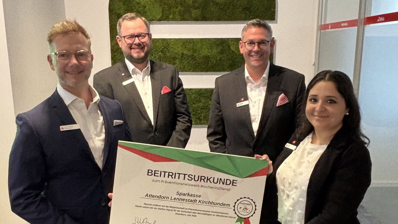 Der Vorstandsvorsitzende Heinz-Jörg Reichmann (v.l.), Özge Arik und Clemens Wien (h.l.) für den Personalrat sowie Christian Busch als Projektverantwortlicher die Beitrittsurkunde zum Netzwerk. von privat