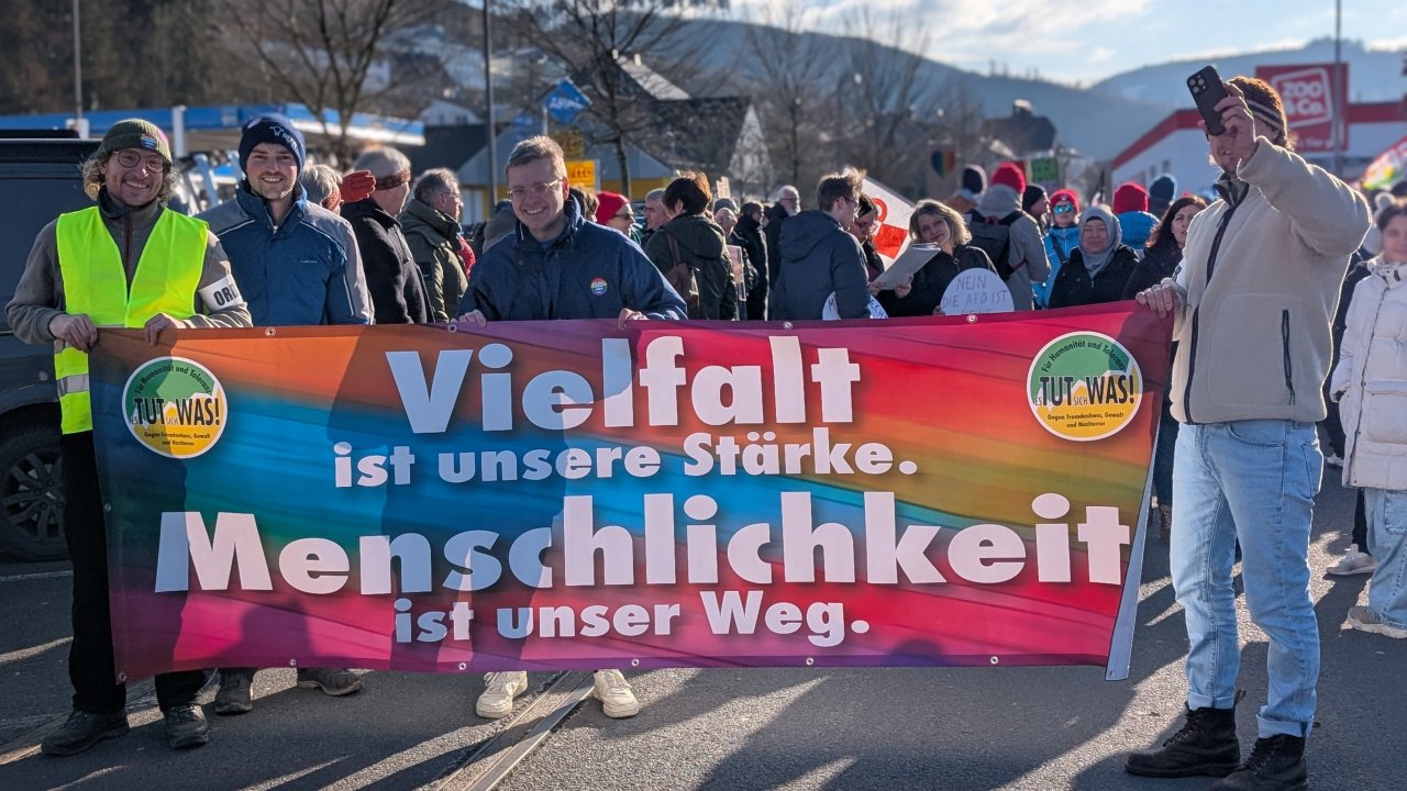 Die AG „es TUT sich WAS“ mit Mitgliedern aus Lennestadt und Kirchhundem engagiert sich seit mehr als 30 Jahren für Menschlichkeit, Vielfalt, Demokratie und gesellschaftlichen Zusammenhalt. von David Dommes