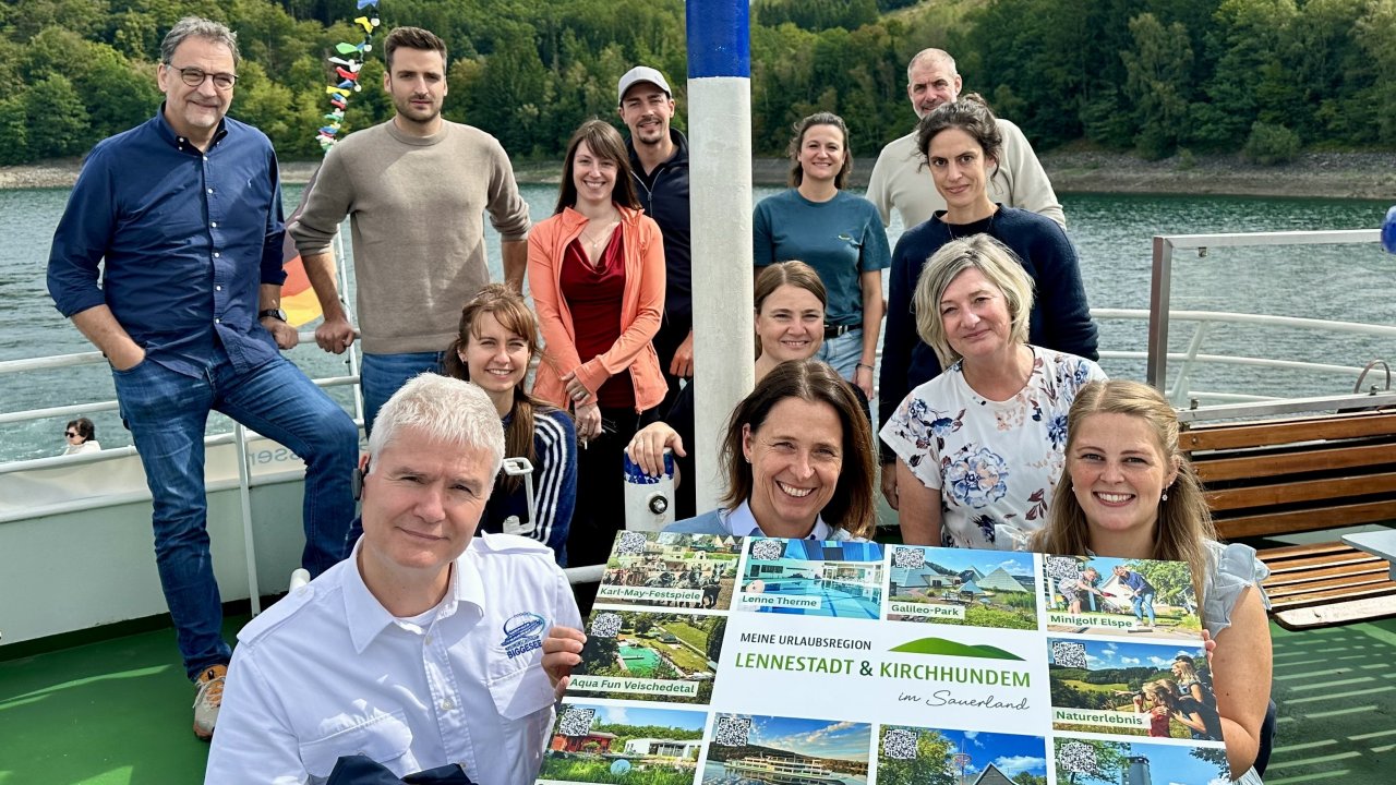 Vertreter der Ausflugsziele: (vorne v.l.) Urs Platz, Nicole Keseberg (beide Personenschifffahrt Biggesee), Lisa Ohm (Tourist-Information), (Mitte v.l.) Laura Brauer (Gartencenter Kremer), Marina Artino (Lichtspielhaus Lennestadt), Viola Japes (Tourist-Information), (hinten v.l.) Ralf Wortmann, Moritz Wortmann (beide Lenne Therme), Melanie Schreiner, Dominik Büenfeld (beide Hohe Bracht), Julia Nöker (Galileo-Park), Ingo Hamm (Panorama Park) und Dr. Ricarda Braun (Museum Stadt Lennestadt). von TAG