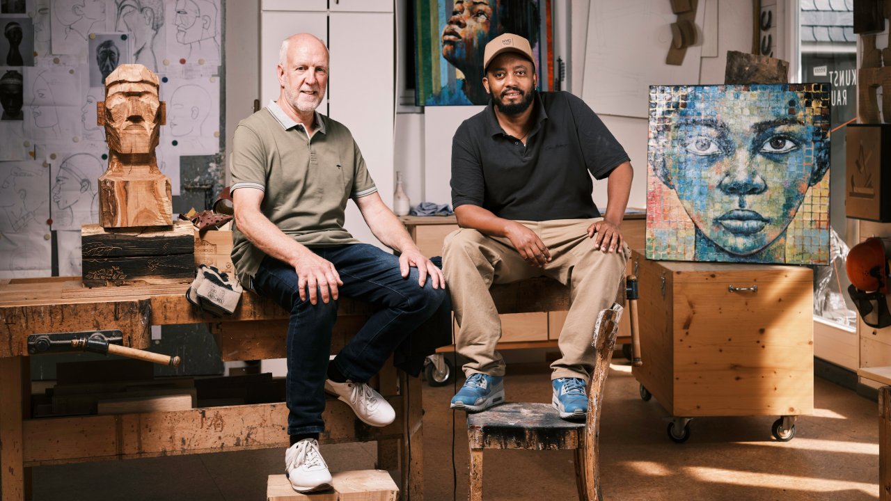 Die Künstler Burkhard Ridder (l.) und Sami Geberemariam (r.) laden zu einer gemeinsamen Ausstellung ein. von Björn Bernhardt, Studio Monokultur