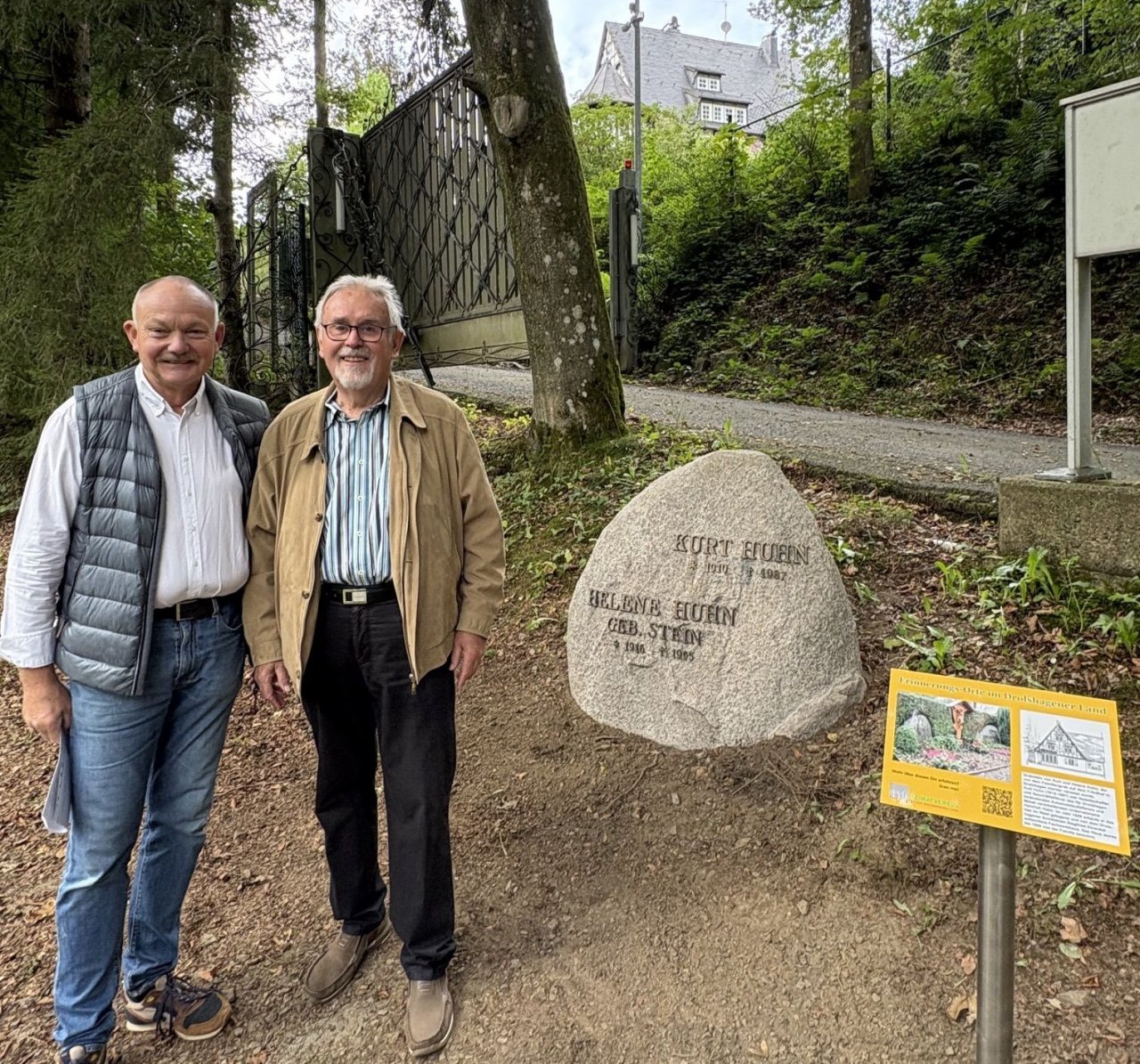 Roland Huhn mit Dr. Peter Vitt (Geschichtswerkstatt Heimatverein) am Erinnerungs-Ort für Kurt und Helene Huhn in der Hützenau. von privat
