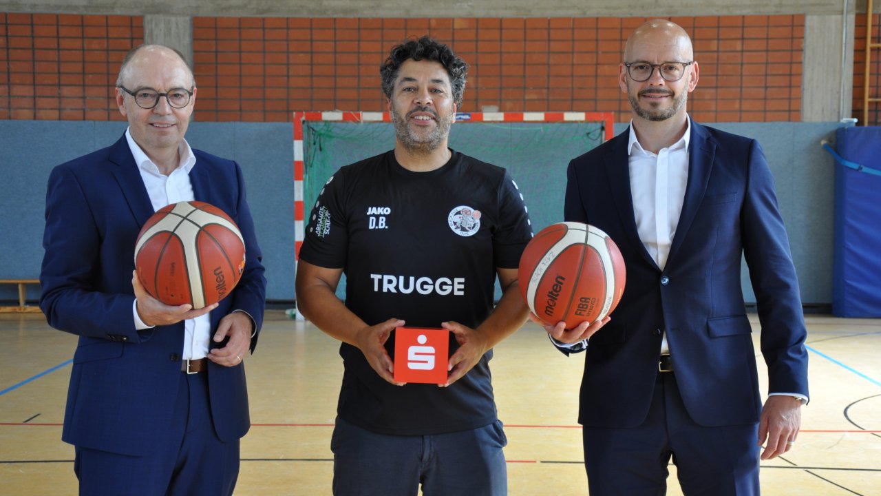 Kürzlich trafen sich Wilhelm Rücker (Sparkasse Olpe, l.) und Tillmann Reusch (Sparkasse Siegen, r.) in der Turnhalle der ehemaligen Realschule Olpe mit Daniel Baethcke, um das Sponsoring der beiden Geldinstitute offiziell zu besiegeln. von Sparkasse ODW