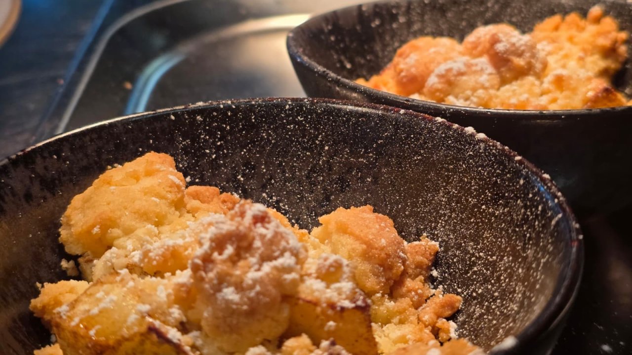 Das Küchenteam aus dem Landhotel Voss in Saalhausen zaubert heute den Herbst auf den Teller: Es gibt Apfel-Crumble... von Landhotel Voss