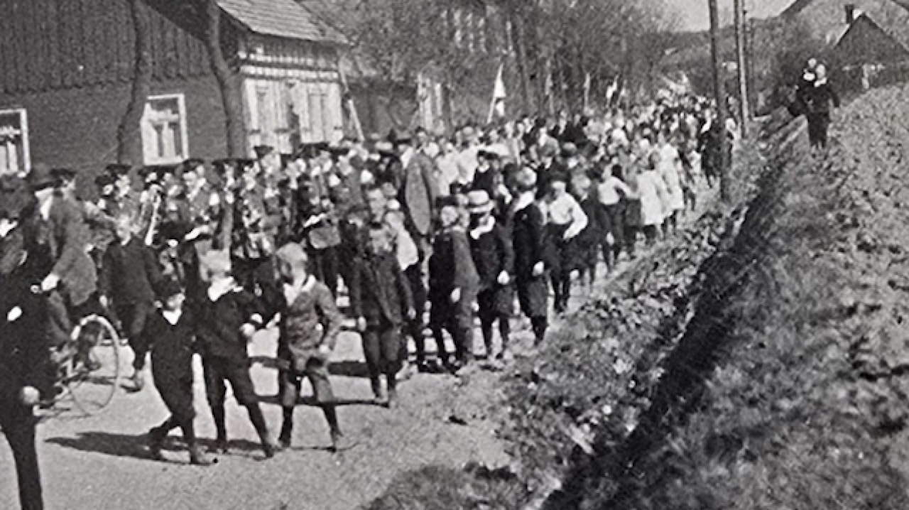 Seit fast 100 Jahren gemeinsam auf dem Weg: Schon damals (1927) zog es die Möllmicker zum Sportplatz. 99 Jahre später heißt es wieder: „Auf zum FC Möllmicke“ – dieses Mal zum großen Jubiläumswochenende. von privat
