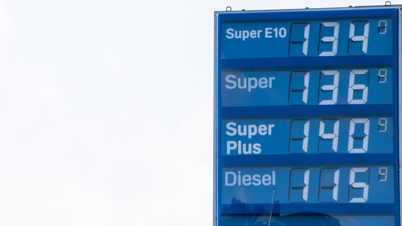 Viele denken sich gerade: „Das waren noch Zeiten!“ Etwas mehr als fünf Jahre später ist der Super-Preis mehr als einen Euro teurer – und der Dieselpreis liegt meist über dem von Superbenzin. von Archivfoto: Nils Dinkel