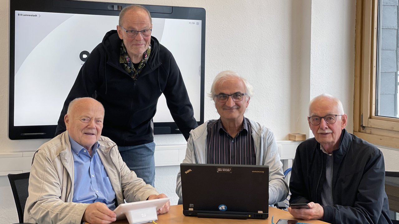 Das digitale EiL-Team Josef Tigges, Hartmut Schweinsberg, Vittoria Fasulo und Gernot Wulf (es fehlen Günter Hufnagel und Hubertus Schultze auf dem Foto) helfen bei Fragen rund um Smartphones, Tablets und Computer. von Stadt Lennestadt