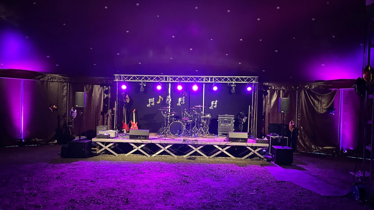 Unter dem Titel „LautGestellt“ findet ein Abend voller Musik und junger Kreativität im Zirkuszelt in Wenden statt. von K.o.T. Wenden