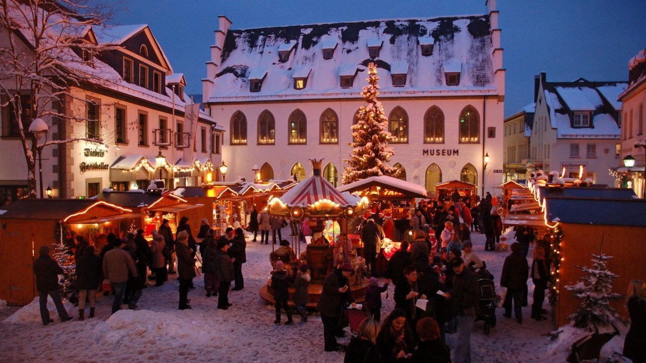 Die Hansestadt Attendorn sucht Gewerbetreibende, Vereine und Organisationen, die sich noch mit einer eigenen Hütte am Weihnachtsmarkt beteiligen möchten. von Hansestadt Attendorn