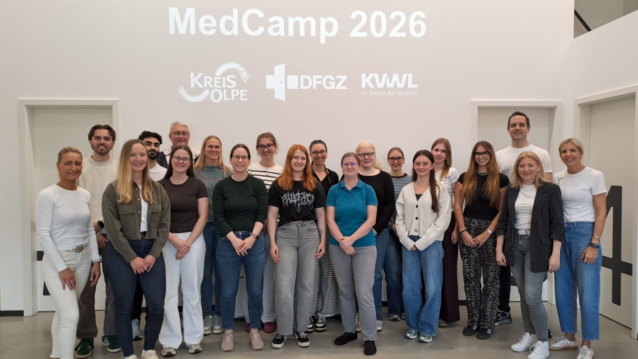 Im Digitalen Facharzt- und Gesundheitszentrum in Olpe begrüßten die Vertreter des Kreises Olpe, der Hausarztpraxis Spieren & Kollegen sowie der Kassenärztlichen Vereinigung die 14 Studierenden zum zweiten Med.-Camp im Kreis Olpe. von Kreis Olpe