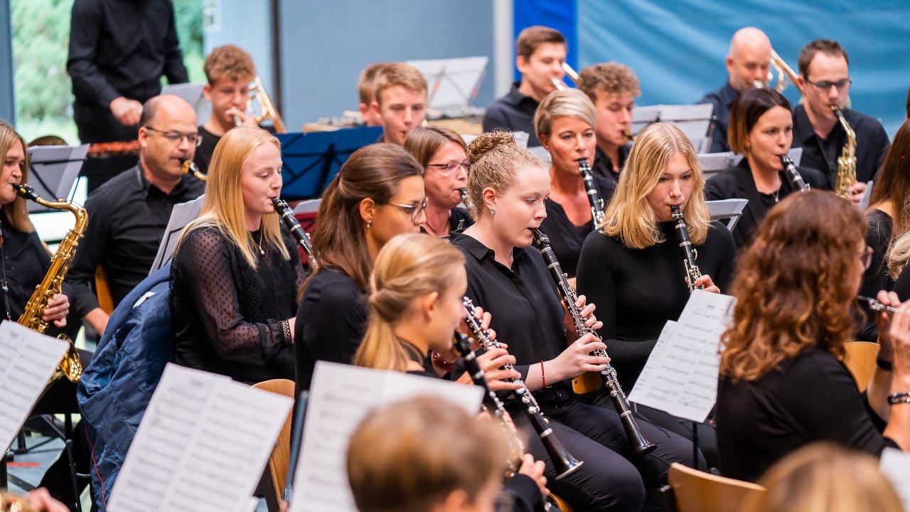 Mehr als 70 ehemalige und aktuelle Schüler, Eltern sowie Lehrkräfte der Schule bilden das große sinfonische Projektorchester. Gemeinsam präsentieren sie ein eigens für die Schule komponiertes Werk des Sauerländer Komponisten Alexander Reuber, das an diesem Tag uraufgeführt wird. von Maria Königin