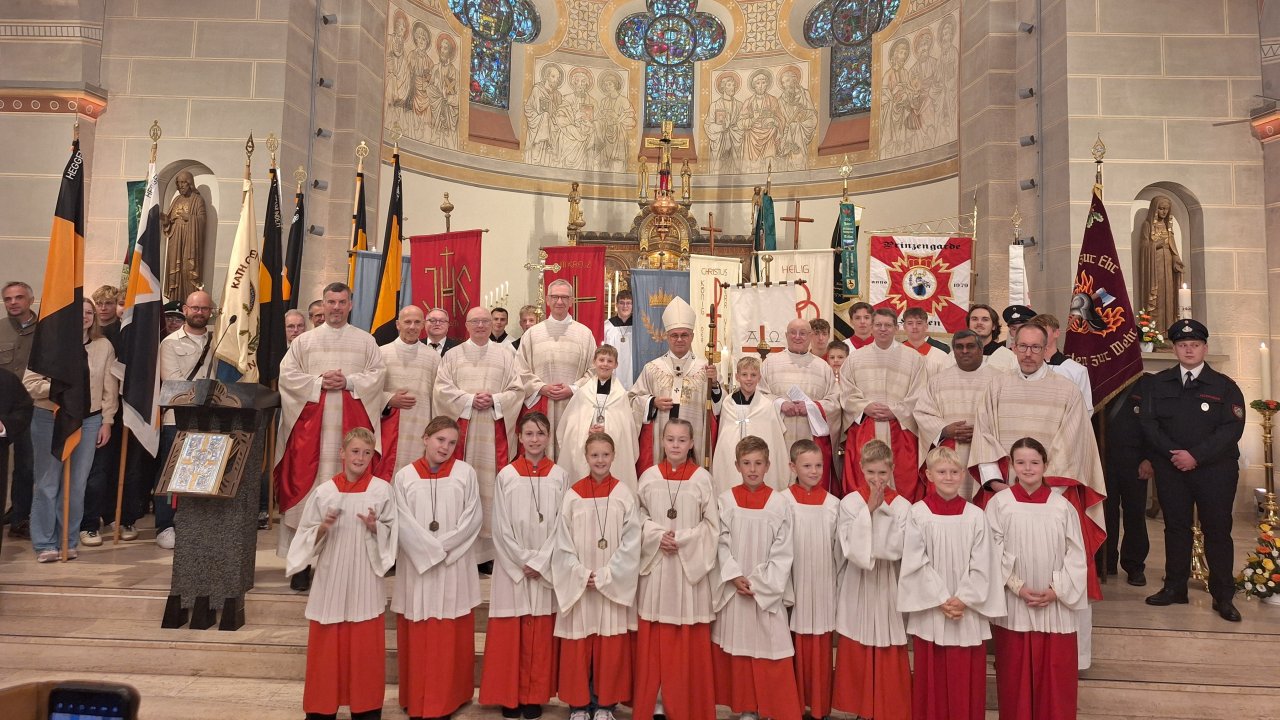 125 Jahre St. Antonius, 100 Jahre Kolping und 40 Jahre Missionskreis: Heggen hat am Sonntag, 20. September, geich drei Jubiläen gefeiert. Ehrengast war Erzbischof Dr. Udo Markus Bentz, der das Pontifikalamt zelebrierte. von Chiara Martella