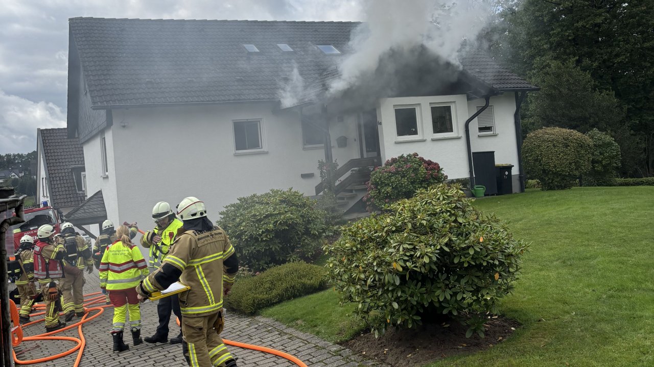 Die Löschzuge Ebbe und Ennest sowie Teile des Löschzugs Attendorn der Freiwilligen Feuerwehr Attendorn sind am Freitag, 18. September, um 12 Uhr zu einem Wohnungsbrand in die Ortschaft Windhausen alarmiert worden. von Feuerwehr Attendorn