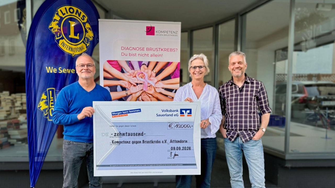 Bei der Spendenübergabe (v.l.): Thomas Scherer (Präsident Lions Club Attendorn), Katharina Schulte (Vorstand Verein „Kompetenz gegen Brustkrebs“) und Sebastian Springob (Pastpräsident Lions Club Attendorn). von Lions Club Hansestadt Attendorn