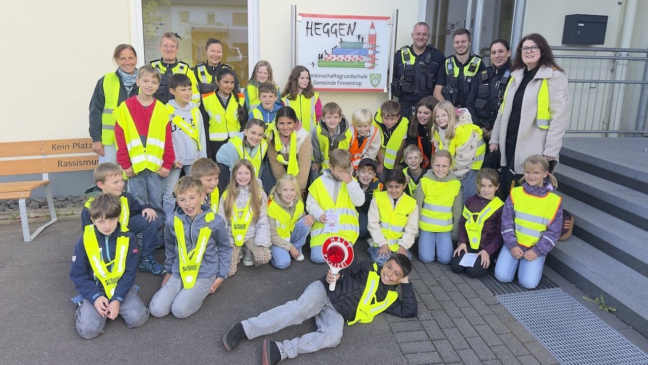 Im Rahmen der Aktionswoche „Zu Fuß zur Schule“ haben Schüler der Grundschule Heggen gemeinsam mit der Polizei die Geschwindigkeit von Autofahrern in Heggen kontrolliert. von Grundschule Heggen/Verena Horn