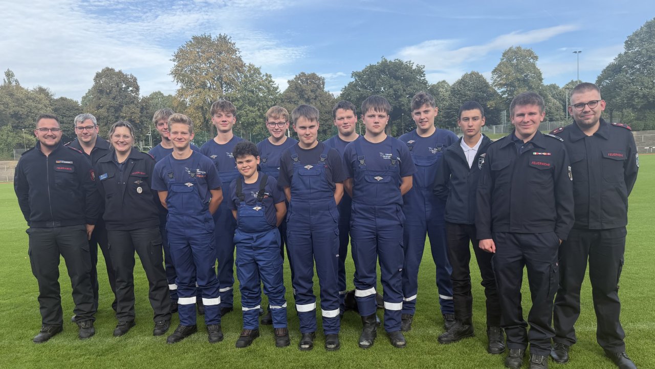 Die erfolgreichen Teilnehmer und ihre Ausbilder, alle von der Jugendfeuerwehr Lennestadt, stellen sich in Mönchengladbach zum Gruppenfoto. von privat