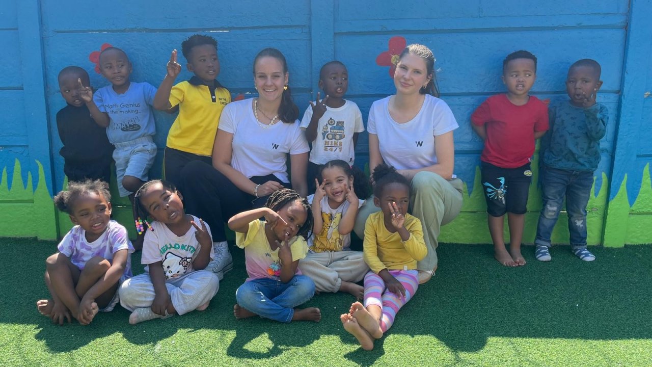 Theresa Vielhaber und Alina Schmitt-Degenhardt helfen im Rahmen eines Freiwilligenprogramms an Schulen und Kindergärten im Lwandle Township in Südafrika. Gemeinsam mit anderen Helfern sammeln sie Spenden, mit denen unter anderem frisches Obst für die Kinder gekauft werden kann. von privat