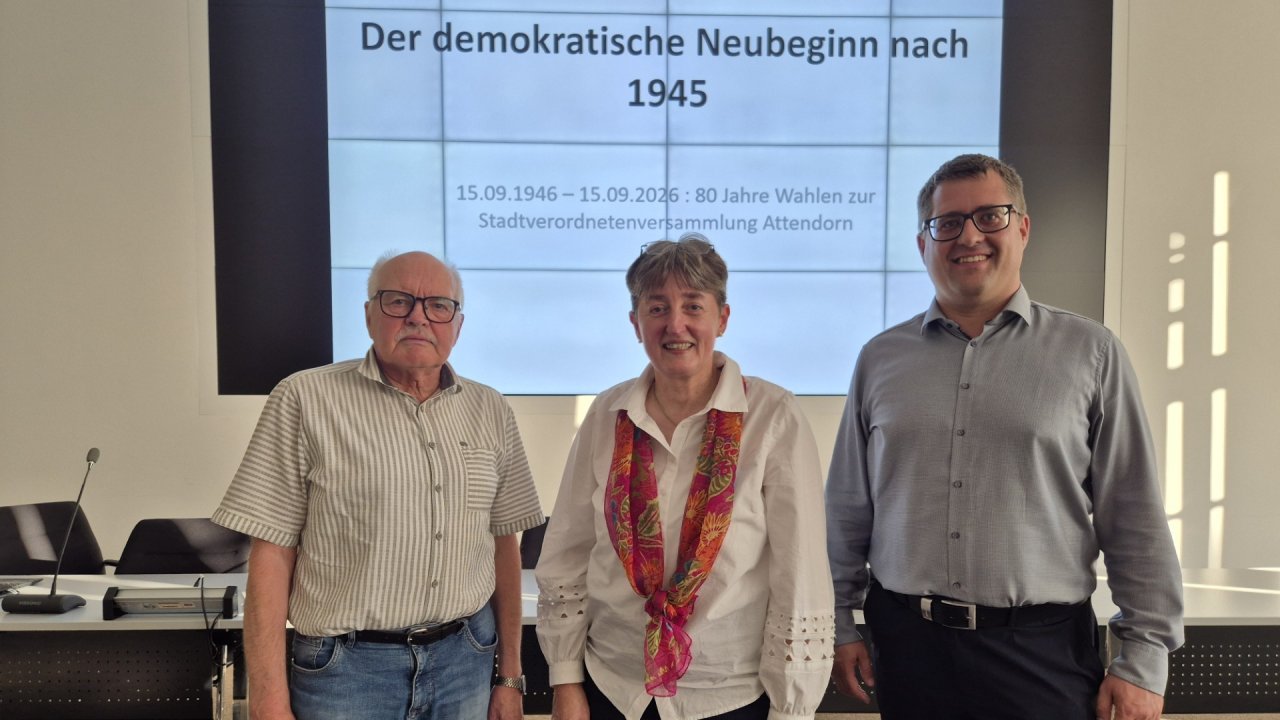 Birgit Haberhauer-Kuschel und Jürgen Meise (l.) haben im Attendorner Ratssaal an den schwierigen demokratischen Neubeginn auf kommunaler Ebene nach dem Zweiten Weltkrieg erinnert. von Verein für Orts- und Heimatkunde Attendorn