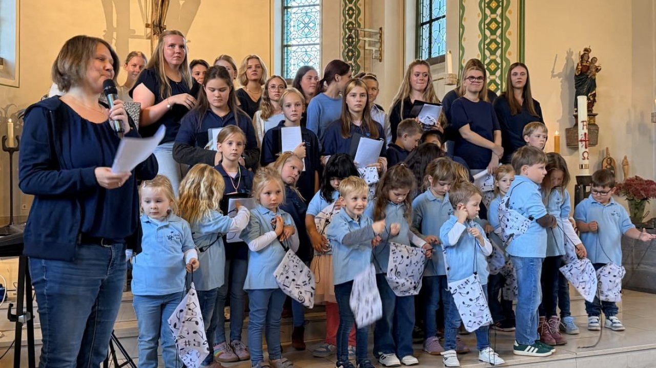 Die Little und die Young Voices Oberelspe feierten gemeinsam mit ihren Chorleiterinnen Lisa Schulte (l.) und Christian Kemper (nicht auf dem Foto) 20-jähriges Jubiläum. von privat