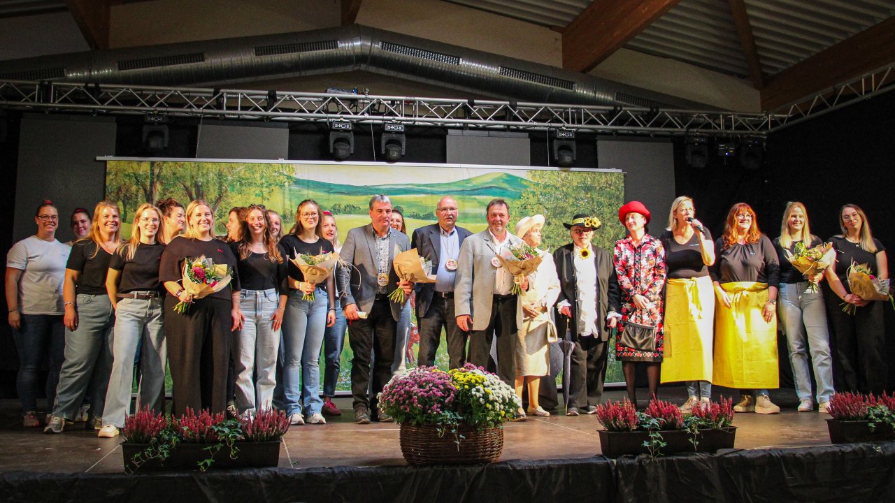 Landfrauenkaffee in Drolshagen: Bernd Frohne, Michael Hüttmann und Manfred Viedenz (Mitte des Bildes, v.l.) vom Vorstand des Landwirtschaftlichen Lokalvereins wurden mit dem Klatschbasen-Orden ausgezeichnet. von Lorena Klein