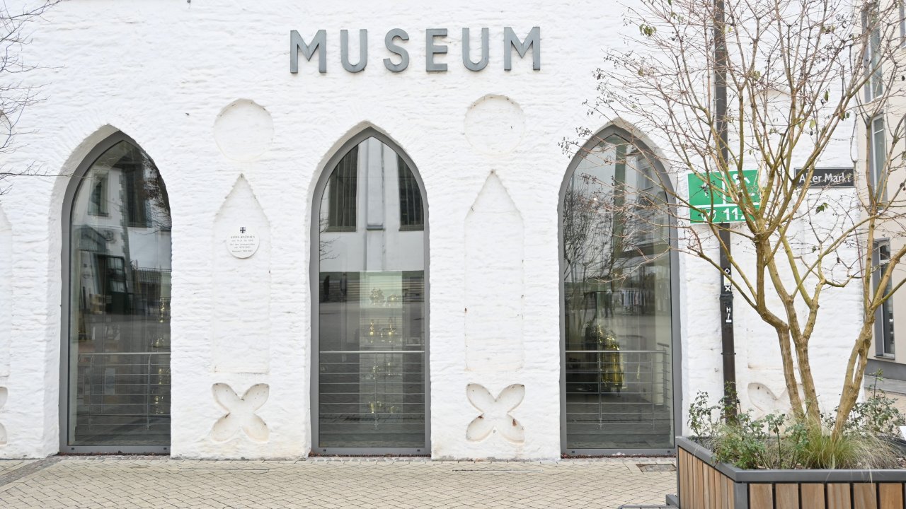 Die Fahne der demokratischen Bürgerbewegung der Stadt Olpe aus 1848 hängt nun als Dauerleihgabe im Südsauerlandmuseum in Attendorn. von Jana Becker